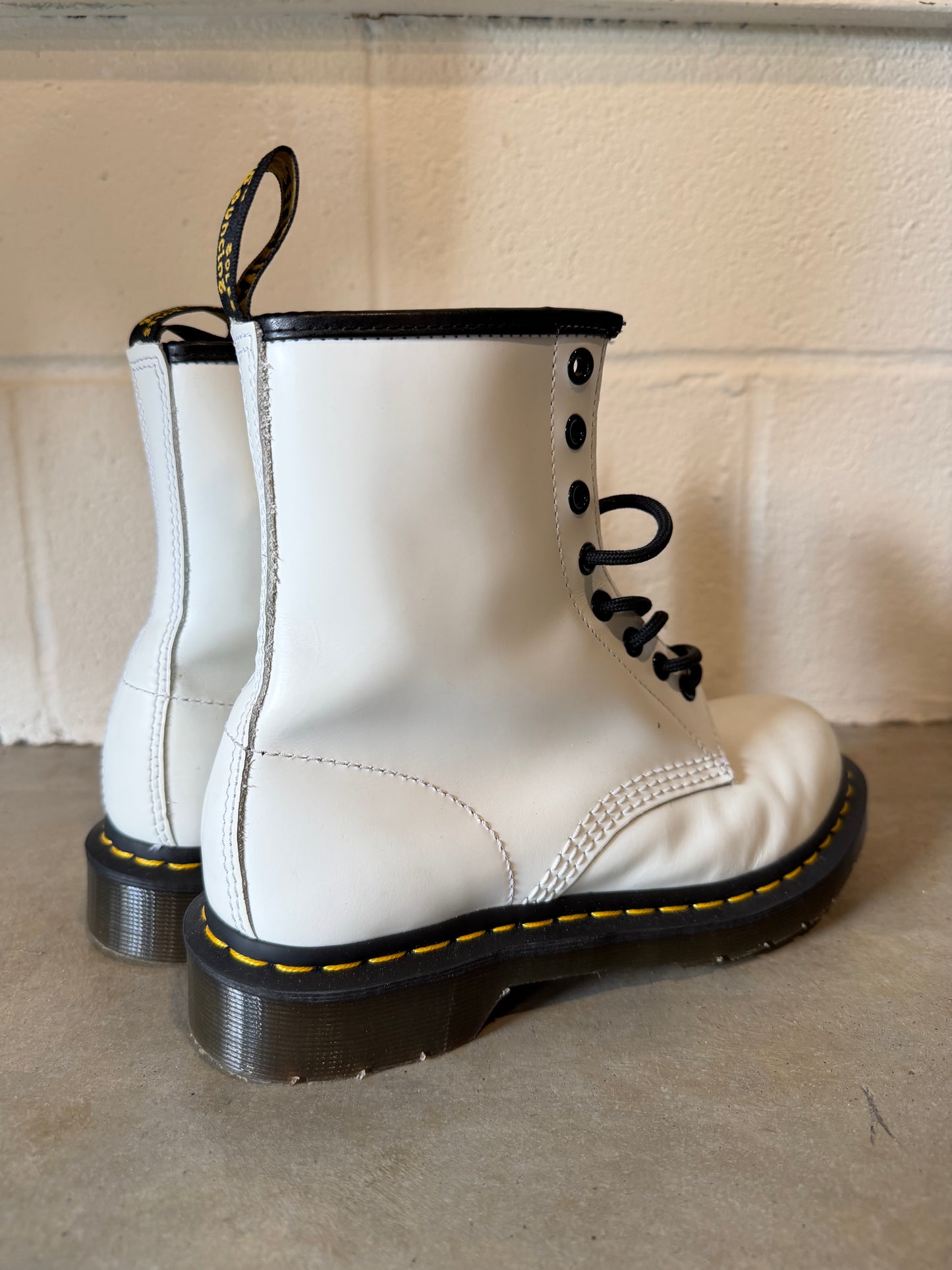 Preowned Dr. Martens 1460 Smooth Leather Lace Up White Boot Sz 8L