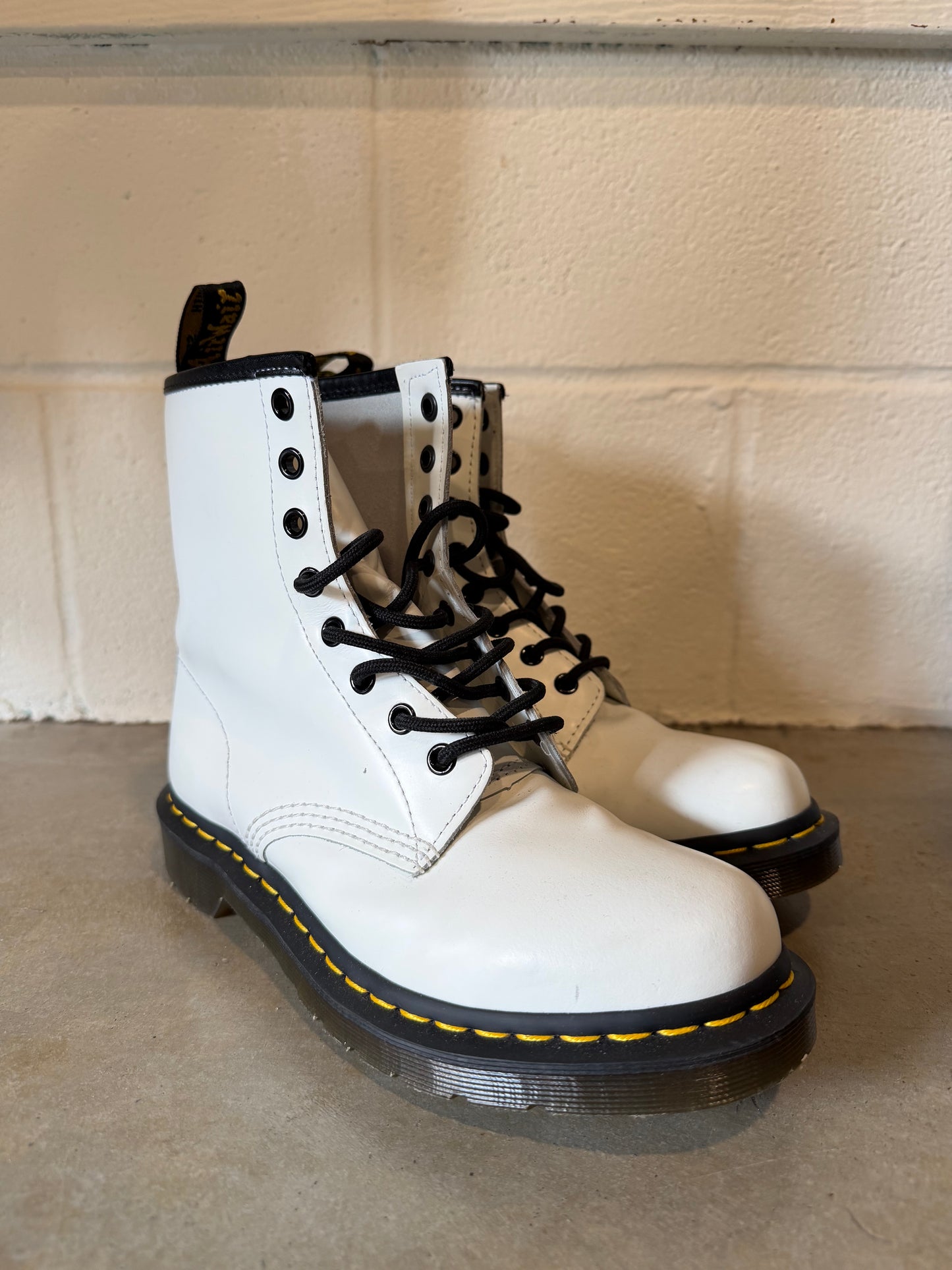 Preowned Dr. Martens 1460 Smooth Leather Lace Up White Boot Sz 8L