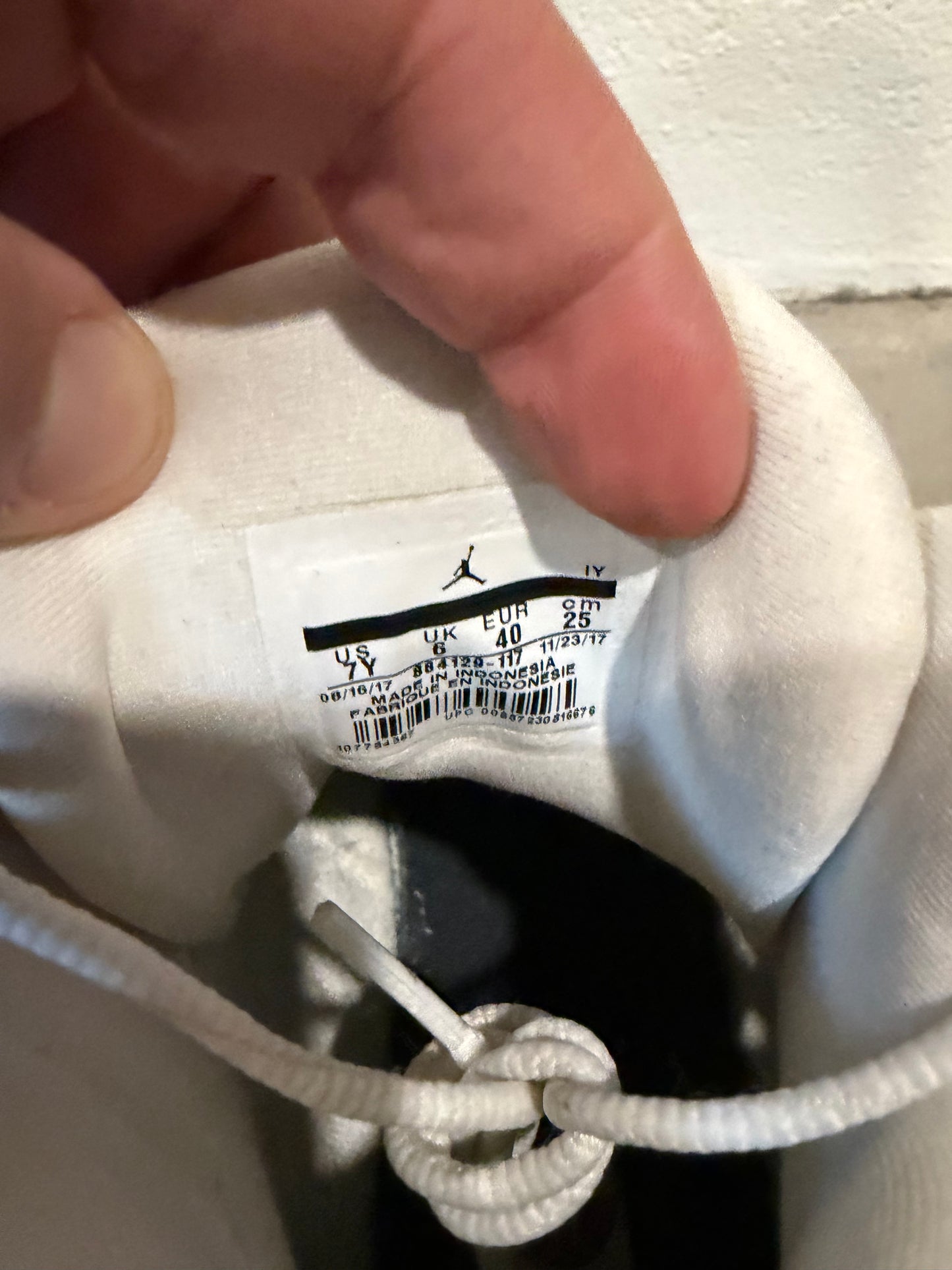 Preowned Jordan 13 White Hyper Royal GS Size 7Y