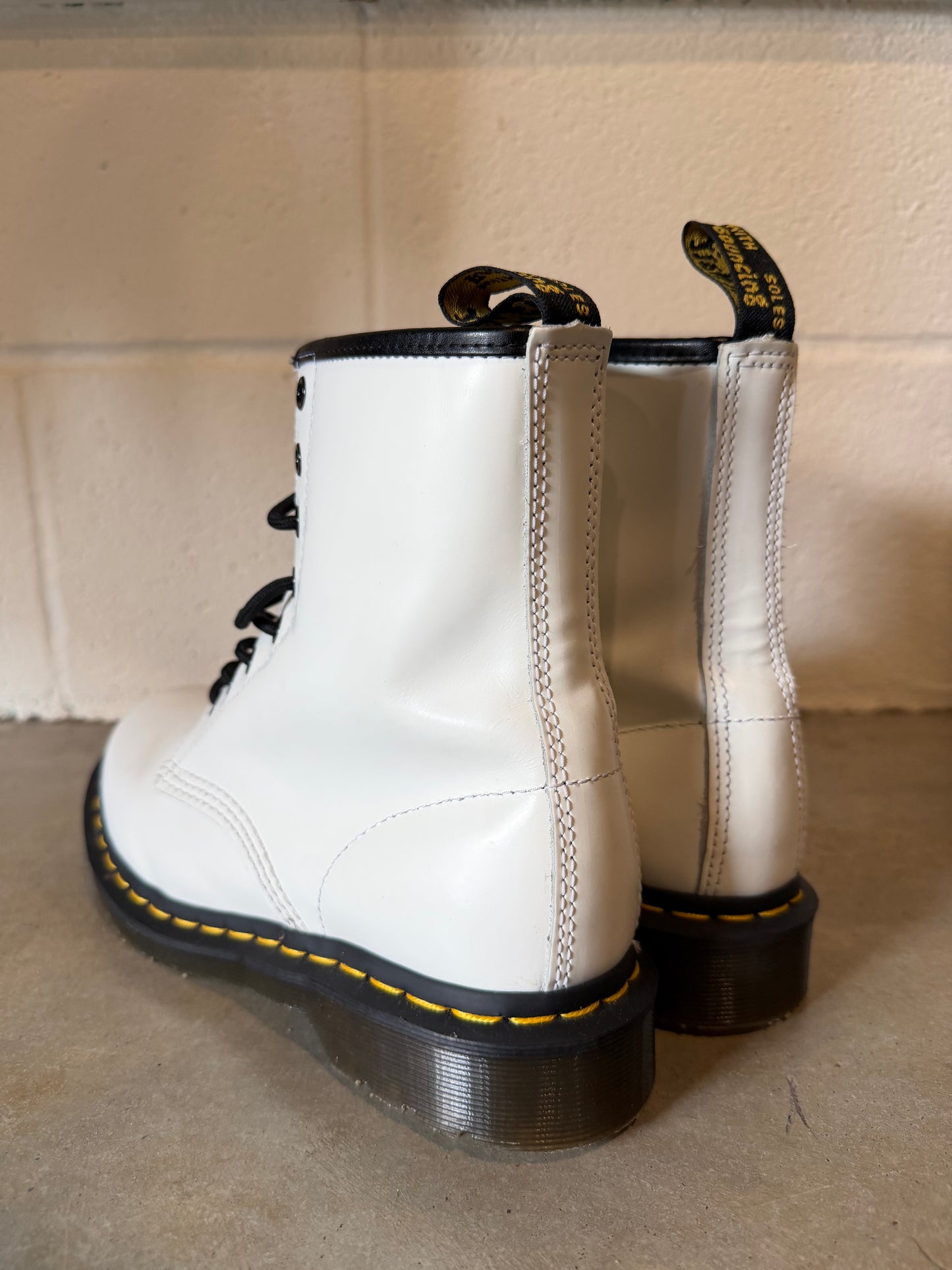 Preowned Dr. Martens 1460 Smooth Leather Lace Up White Boot Sz 8L