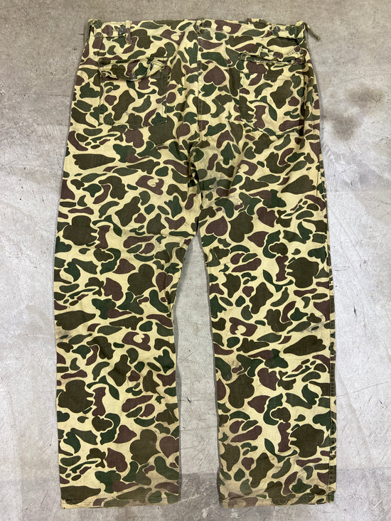 Load image into Gallery viewer, VTG Duck Camo Lightweight Square Pocket Pants 40x30
