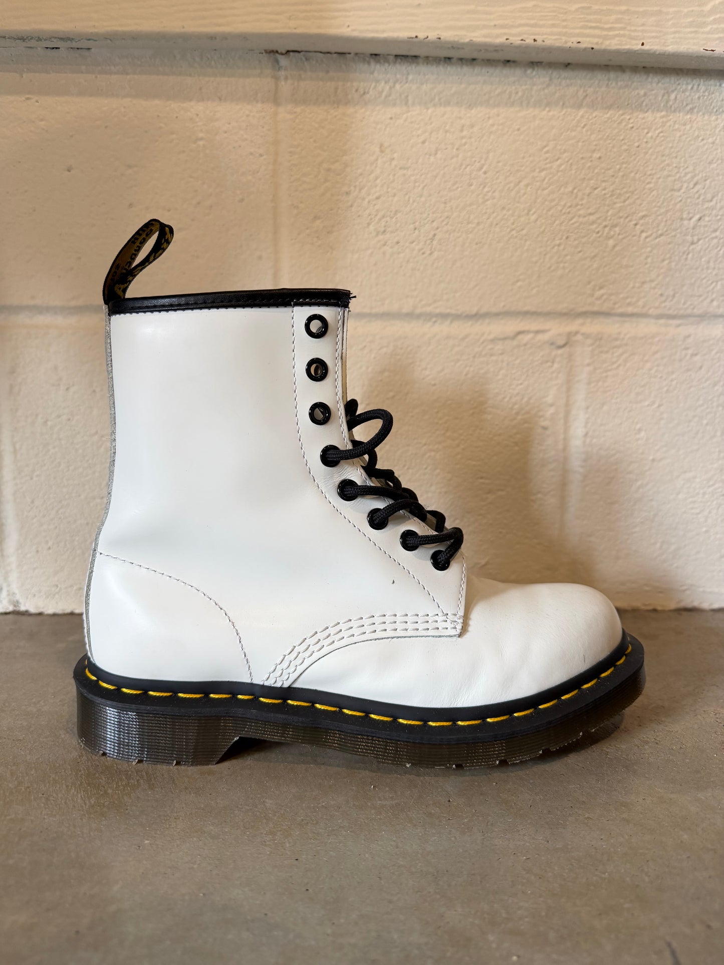 Preowned Dr. Martens 1460 Smooth Leather Lace Up White Boot Sz 8L