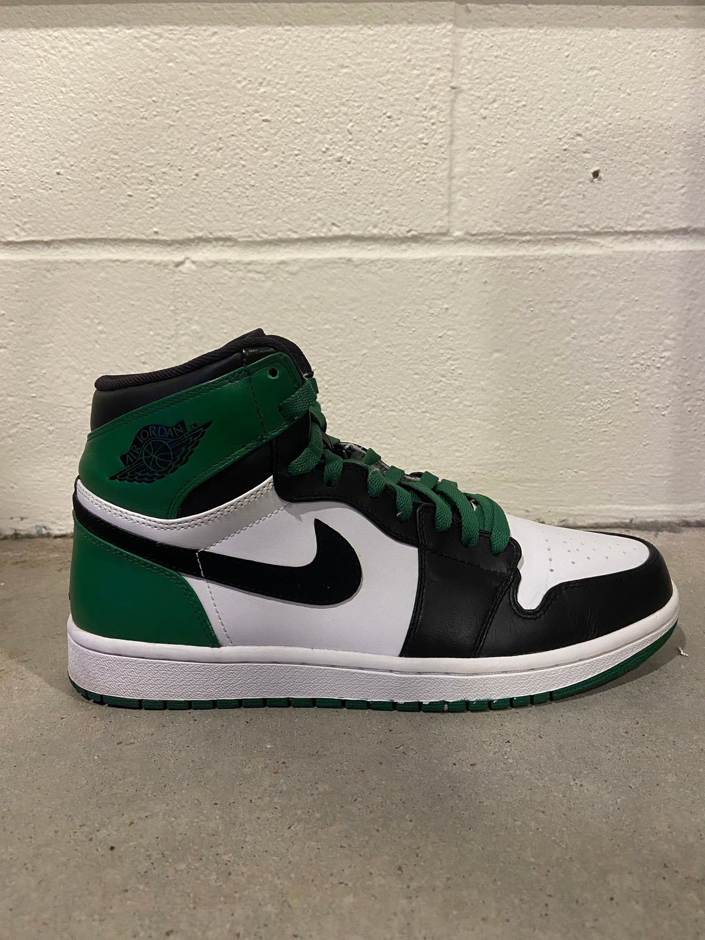 Preowned Jordan 1 Retro Defining Moments Celtics (DMP) Sz 10M/11.5W
