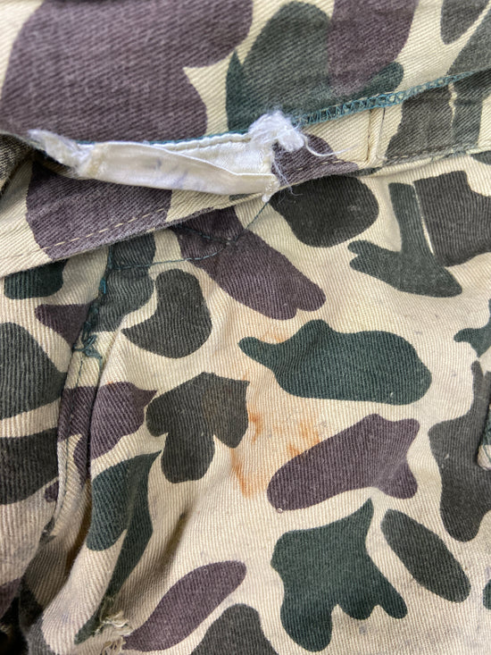 Load image into Gallery viewer, VTG Duck Camo Lightweight Square Pocket Pants 40x30
