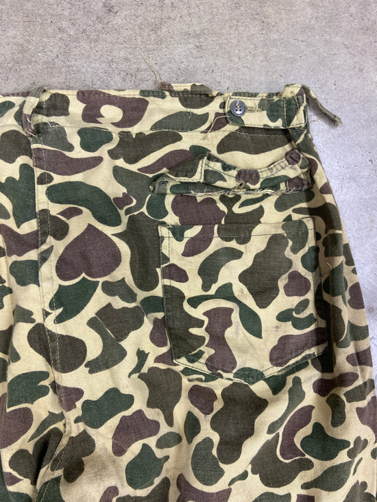 Load image into Gallery viewer, VTG Duck Camo Lightweight Square Pocket Pants 40x30
