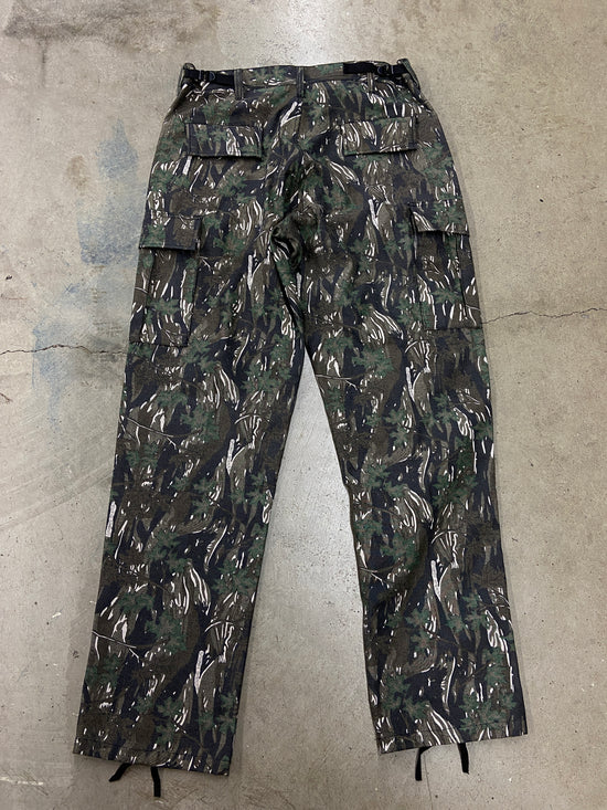 Load image into Gallery viewer, Smokey Ranch Camo Denim Cargo Jeans Sz 34x32
