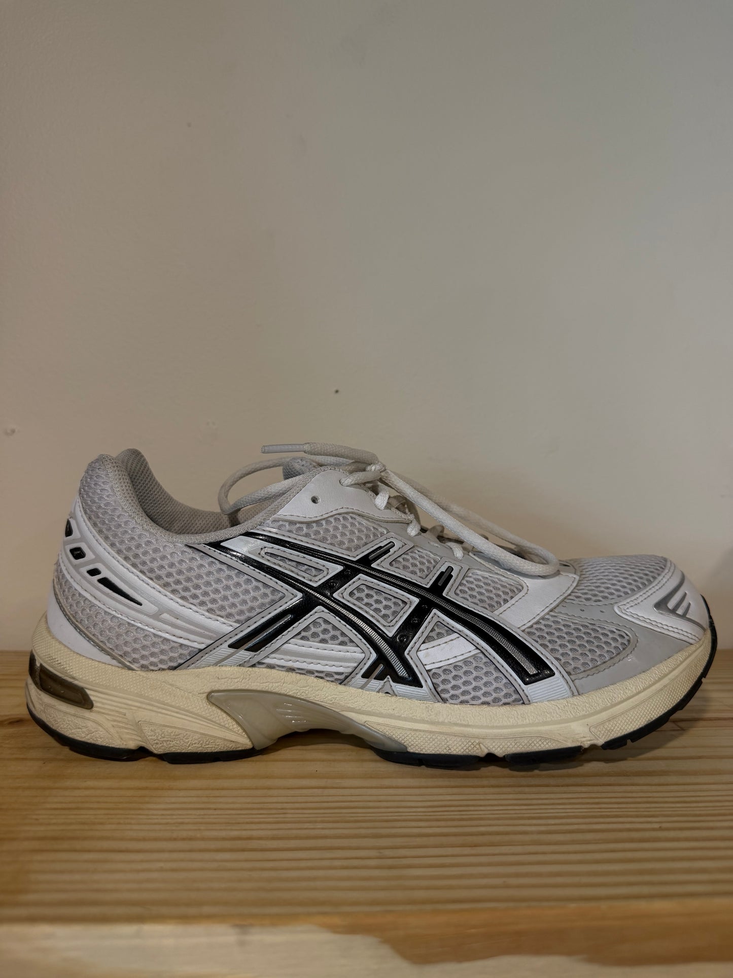 Preowned Asics 1130 White/Black Sz 11M/12.5W