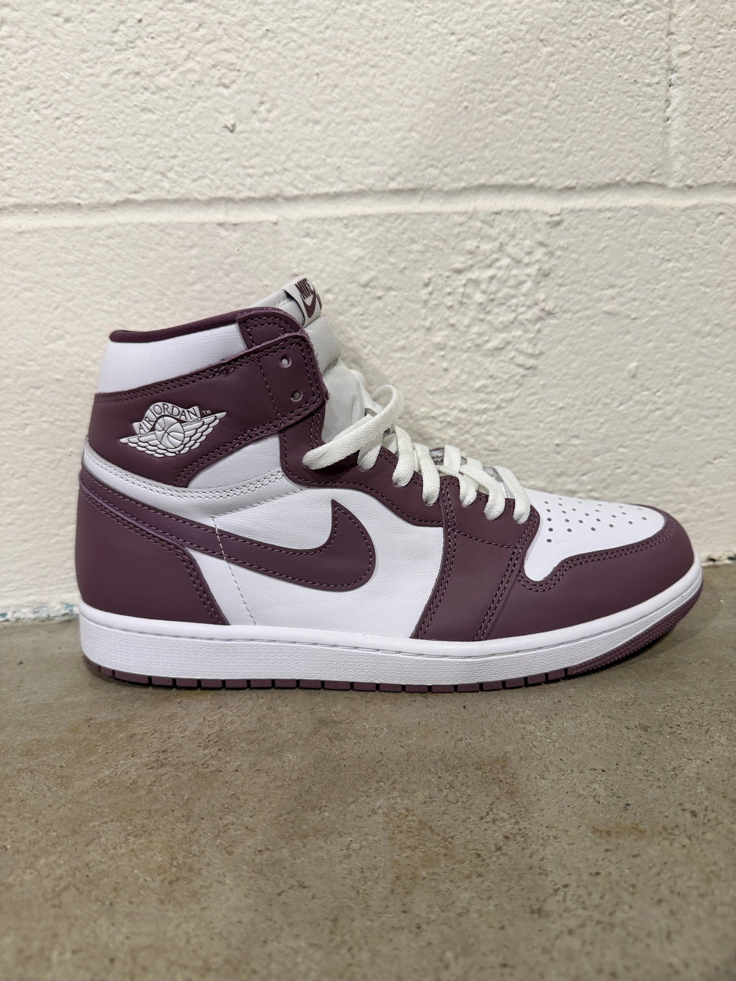 Preowned Air Jordan 1 Retro High OG 'Mauve' Sz 10.5M/12W DZ5485-105