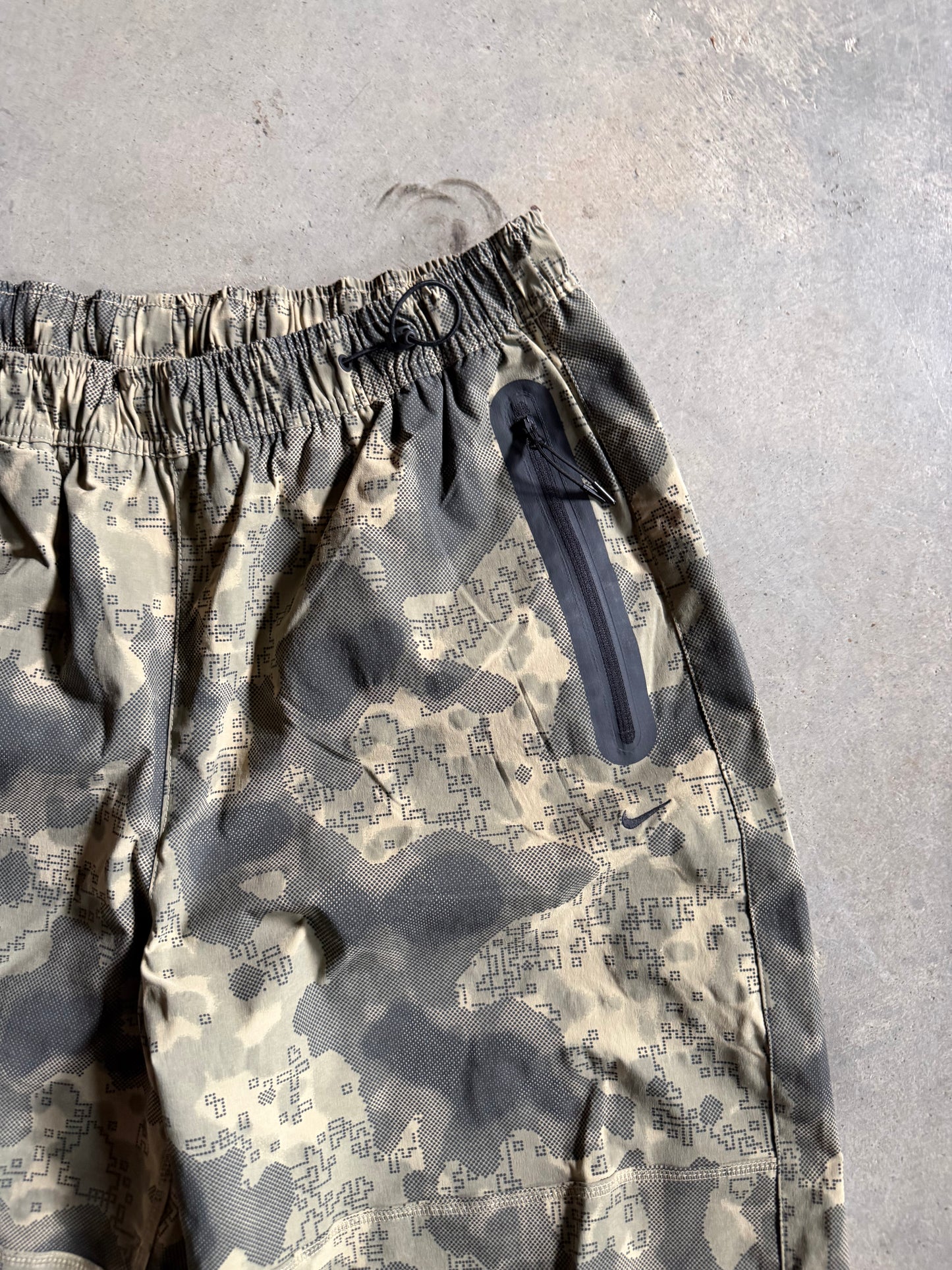 Nike Green Tech Camo Pants Sz L