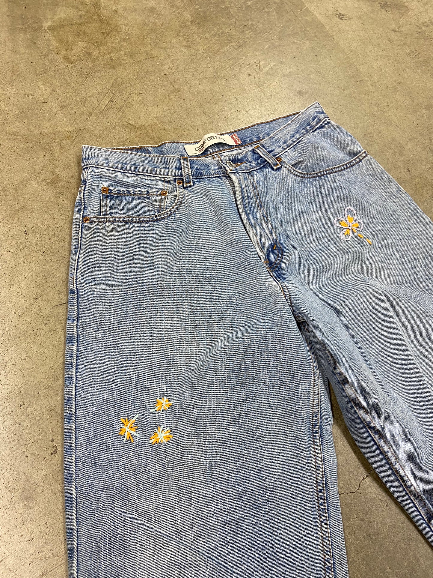 VTG Levi’s 560 Comfort Fit Embroidered Jeans Sz 34x26