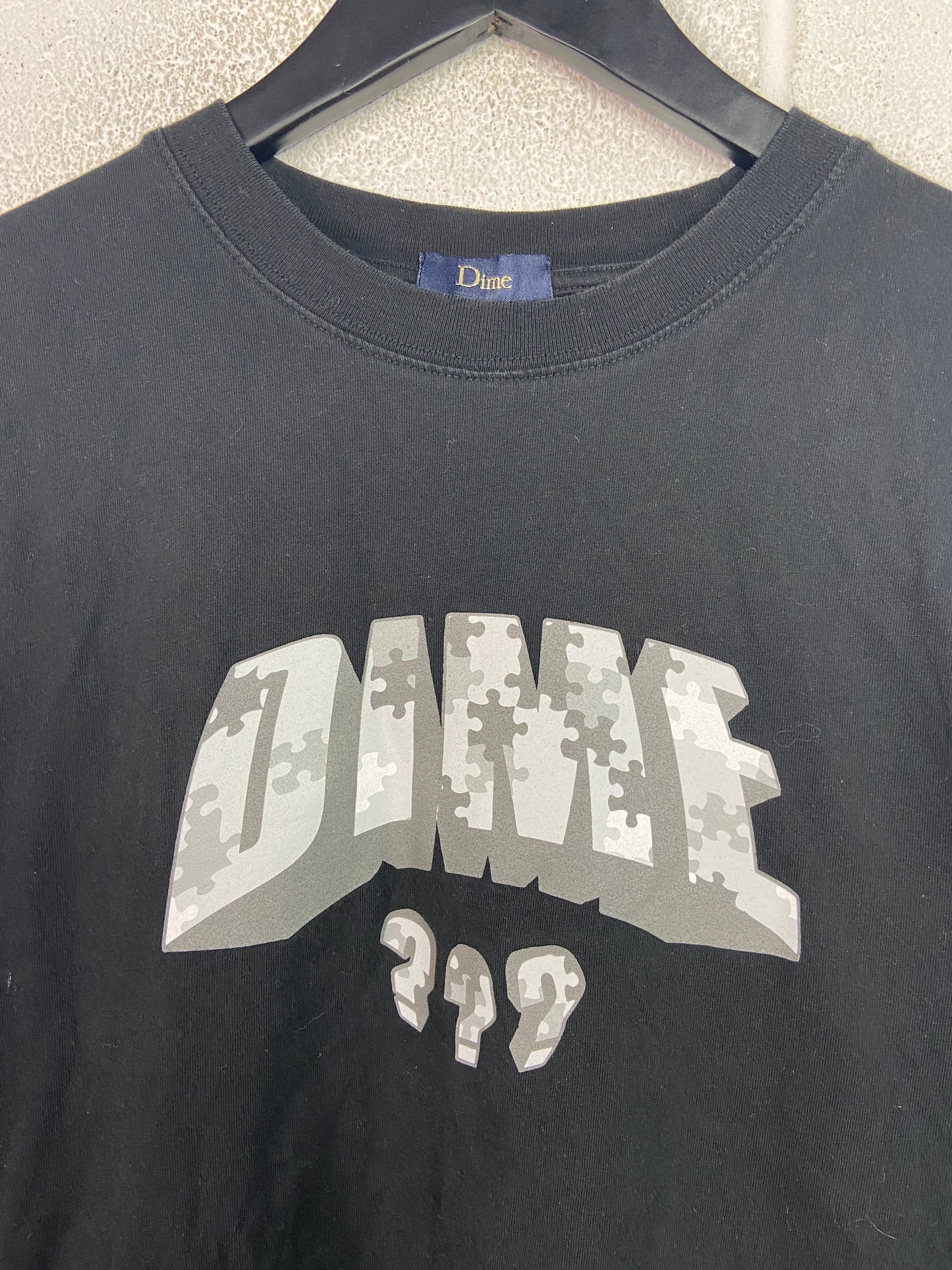 Preowned Dime Puzzle Piece Question Mark Tee Sz M